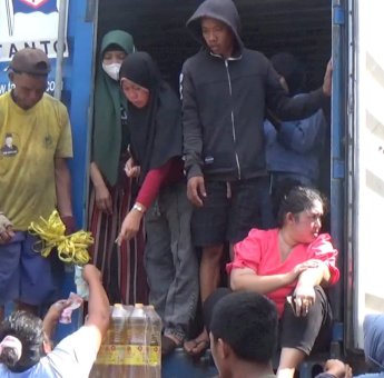 18 Ribu Liter Minyak Goreng Asal Surabaya Habis Diserbu Warga Takalar Dalam Waktu 4 jam