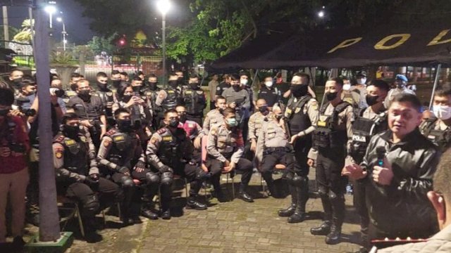 Kapolda Metro Jaya Irjen Pol Fadil Imran, berbincang dengan Anggotanya usai Apel Gabungan Tim Patroli Presisi di Lapangan Monas, Sabtu (26/02/2022) malam. (Istimewa)