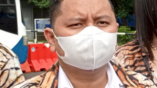 Penasihat Hukum Roy Suryo, Pitra Romadoni, memberikan tanggapan terkait pelaporan GP Ansor terhadap Roy Suryo. (Foto. Wahyu Widodo/Republiknews.co.id)