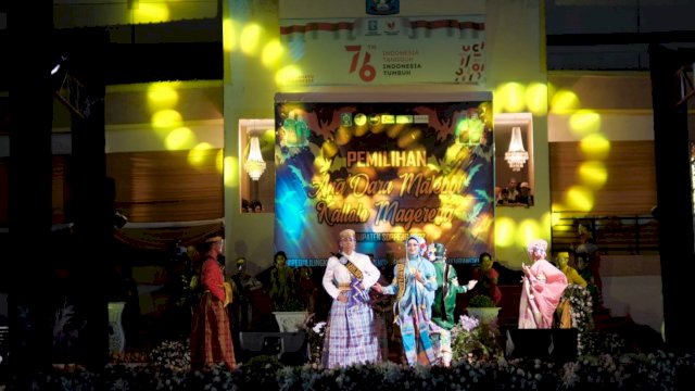 Lala Pitaloka dan Herdiawan saat terpilih menjadi Ana Dara Malebbi dan Kallolo Magaretta Kabupaten Soppeng di Pelataran Gedung Pertemuan Masyarakat Lalabata Watansoppeng, Sabtu (26/02/2022). (Istimewa)