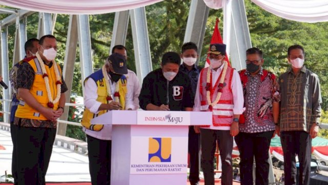 Menteri PUPR Basuki Hadimuljono, menandatangani Prasasti peresmian Jembatan Air Lontar di Kabupaten OKU, turut hadir Menteri Perhubungan Budi Karya Sumadi, Ketua KPK Firli Bahuri, Pj Bupati OKU Edward Chandra, Bupati OKU Timur Lanozin Hamzah, dan Bupati Lahat Cik Ujang, Minggu (27/02/2022). (Foto. Humas Kementrian PUPR)