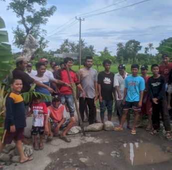 Kesal Jalan Rusak Tak Kunjung Diperbaiki, Warga Palajau Jeneponto Tanam Pohon Pisang