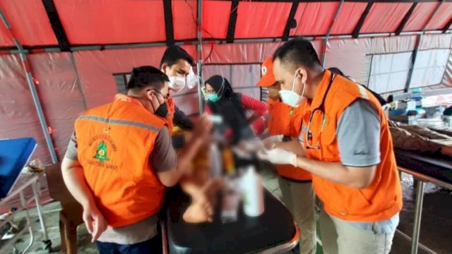 Tim Satgas Bencana Ikatan Dokter Anak Indonesia (IDAI) Cabang Sumatera Barat, Menangani Salah Satu Korban Gempa di Pos Pengungsian Korban Gempa di Kabupatenten Pasiman, Minggu (27/02/2022). (Ist)