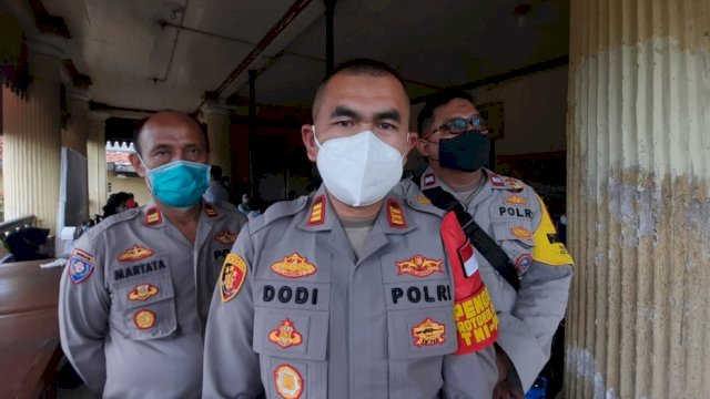 Kapolsek Palmerah Jakarta Barat, AKP Dodi Abdulrohim dan jajaran memastikan target harian vaksinasi tercapai di wilayahnya, Minggu (27/02/2022). (Istimewa)