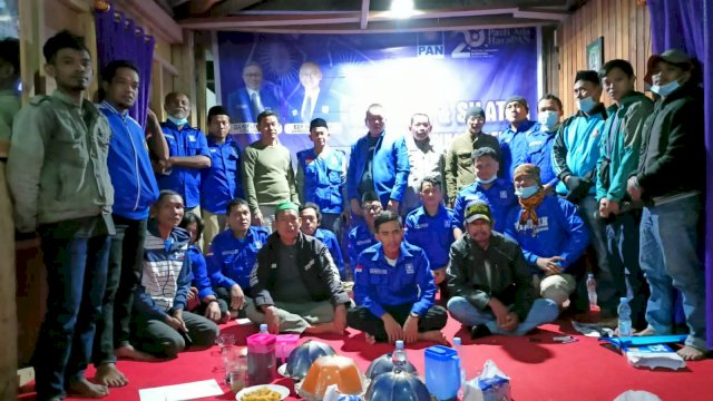 Ketua DPD PAN Kabupaten Luwu Utara, Karemuddin, bersama Pengurusnya saat Rapay Kerja dan Silaturahmi Daerah di Kecamatan Rongkong, Luwu Utara, Sabtu (26/02/2022). (Foto. Asri Widya/Republiknews.co.id)