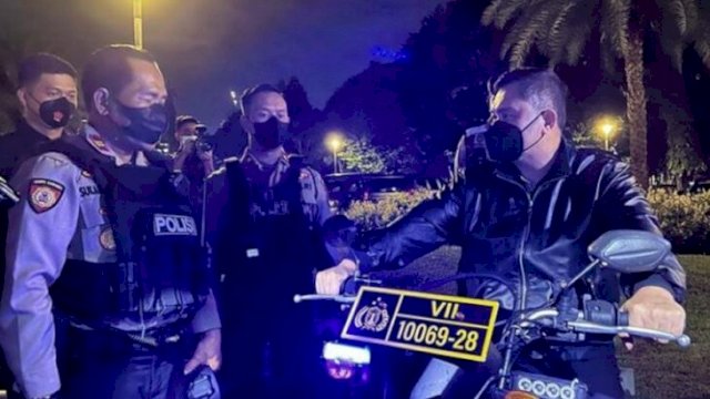 Kapolda Metro Jaya Irjen Pol Fadil Imran, menunggangi motor Patroli Penintis Presisi dan berbincang denga  Anggota Patroli, Sabtu (26/02/2022) malam.