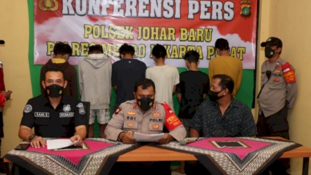 Kapolsek Johar Baru AKBP Edison, saat melaksanakan Konferensi Pers di Kantor Polsek Johar Baru, Sabtu (26/02/2022). (Istimewa)