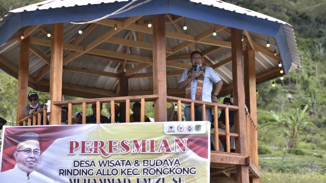 Anggota Komisi V DPR RI, Muhammad Fauzi saat meresmikan destinasi wisata di Dusun Manganan, Desa Rinding Allo, Kecamatan Rongkong, Luwu Utara, Minggu, (27/2/2022). (Foto: Istimewa)