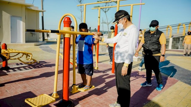 Wali Kota Parepare, Taufan Pawe saat meninjau taman bermain anak Cempae, Parepare, Senin (28/2/2022). (Foto: Istimewa)