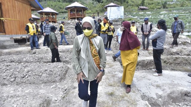 Bupati Luwu Utara Indah Putri Indriani, berjalan meninjau lokasi yang menjadi Destinasi Desa Wisata di Desa Rinding Alo, Kecamatan Rongkong, Minggu (27/02/2022). (Foto. Bayu Firmansyah/Republiknews.co.id)