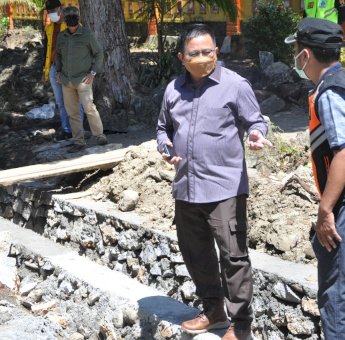 Anggota Komisi V DPR RI Tinjau Pengerjaan Pembersihan Drainase di Luwu Timur