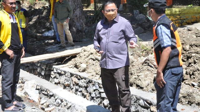 Anggota Komisi V DPR RI Muhammad Fauzi meninjau pengerjaan pembersihan drainase di Kecamatan Angkona, Luwu Timur. Senin (28/2/2022)