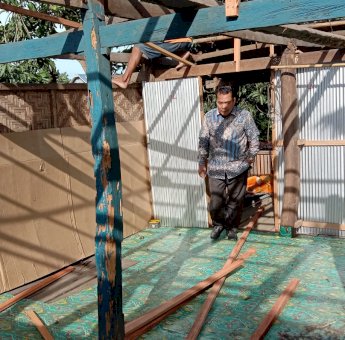 Prihatin, Legislator Sidrap Sudarmin Baba Perbaiki Rumah Warga Terdampak Bencana di Pajalele