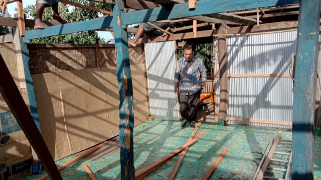Anggota DPRD Kabupaten Sidrap Sudirman Baba, meninjau rumah warga terdampak bencana yang diperbaiki di Kelurahan Pajalele, Kecamatan Tellulimpoe, Senin (28/02/2022). (Istimewa)