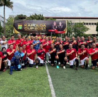 Serunya Kapolda Metro Jaya dan Kapolda Kepri Tanding Bola