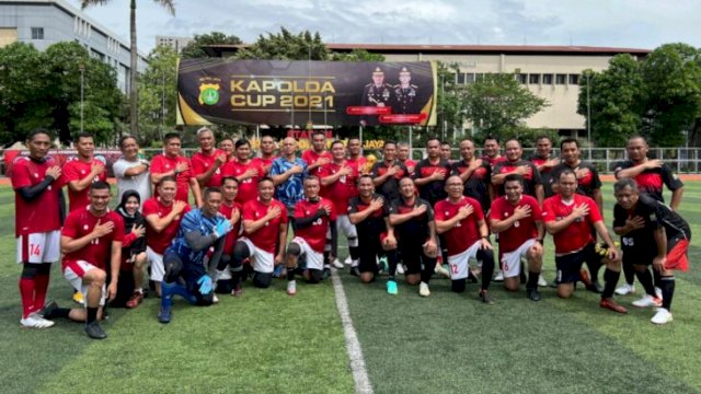 Tim Polda Metro Jaya dan Polda Riau usai melakukan oerta dingan di Lapangan Presisi Polda Metro Jaya, Minggu (27/02/2022). (Istimewa)