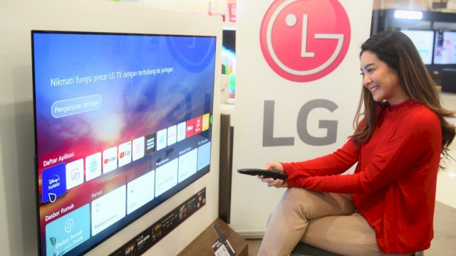 Seorang warga tengah menikmati Layanan Disney+Hotstar di Smart TV LG. (Istimewa)