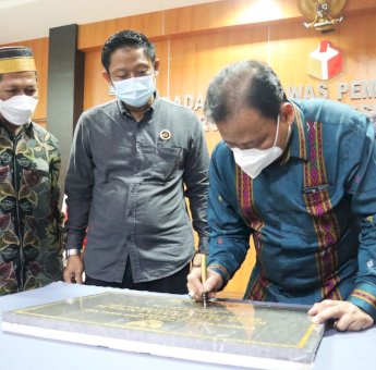 Sambangi Bawaslu Sulsel, Ketua Bawaslu RI Resmikan Ruang Sidang Nur Muthmainnah