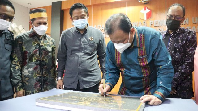 Ketua Bawaslu RI, Abhan saat meresmikan ruang sidang Nur Muthmainnah di Kantor Bawaslu Sulsel, Senin (31/1/2022).