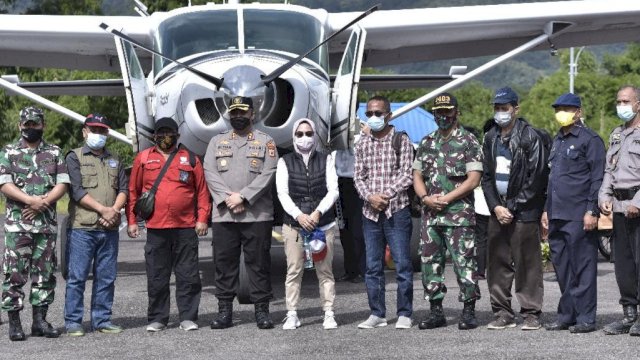 Bupati Luwu Utara, Indah Putri Indriani bersama manajemen Telkom Sulselbar dan Telkomsel saat mengunjungi Kecamatan Seko dan Rongkong belum lama ini.