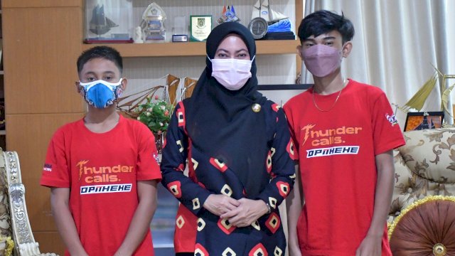 Bupati Luwu Utara, Indah Putri Indriani (tengah) saat melepas dua pembalap muda Lutra yang bakal bertarung di Pra Porprov Sulsel, 4-6 Februari mendatang.