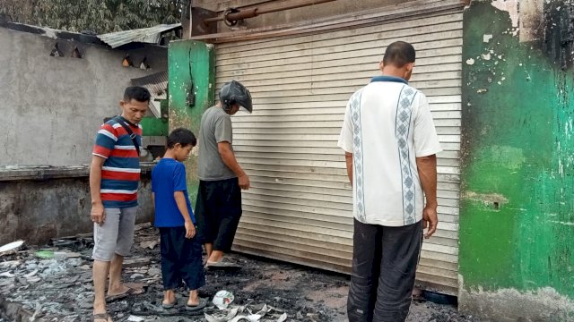 Kondisi Warung Bakso Barokah milik Mas Agung usai kebakaran hebat di Pasar Sentral Sinjai.