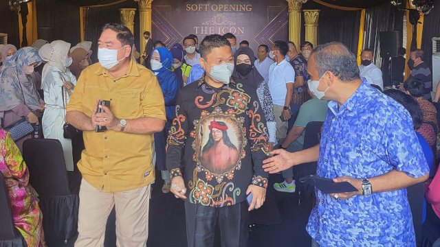 Suasana grand opening Beach Lounge and Cafe THE ICON yang terletak di kawasan Center Point of Indonesia (CPI), Makassar.