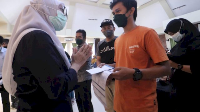 Bupati Luwu Utara, Indah Putri Indriani saat menyerahkan secara simbolis bantuan dana stimulan bagi korban banjir bandang, Jumat (4/2/2022).