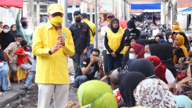 Ketua DPD I Golkar Sulsel, Taufan Pawe saat mengunjungi korban kebakaran di Pasar Sentral Sinjai, Sabtu (5/2/2022). (Foto: Istimewa)