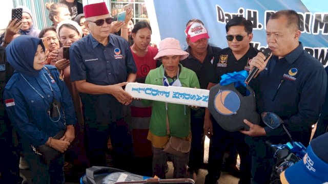 Penyerahan bantuan sepeda motor dari Ketua DPW NasDem Sulsel, Rusdi Masse ke seorang penjual kue keliling di Parepare bernama Hasna, Minggu (6/2/2022). Foto: Istimewa