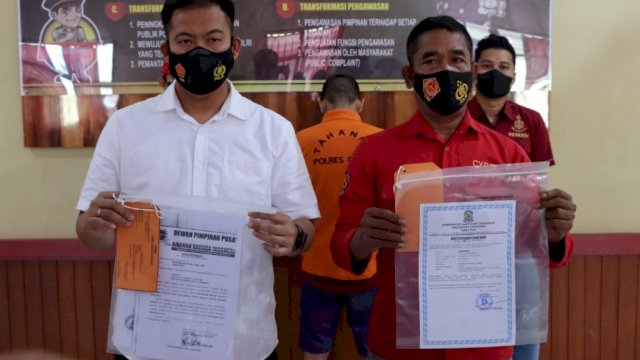 Kasat Reskrim Polres Gowa, AKP Boy Rahman (kiri) saat memperlihatkan barang bukti yang disita dari pelaku penyalahgunaan dokumen warga pada saat press release kasus tersebut, Selasa (8/2/2022). Foto: Istimewa