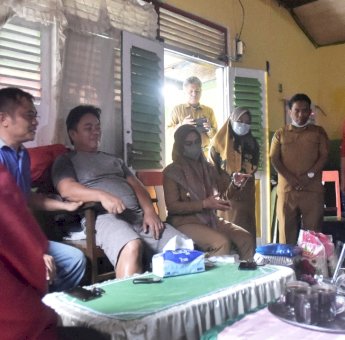 Kunjungi Warganya yang Stroke, Bupati Lutra Serahkan Bantuan Kursi Roda