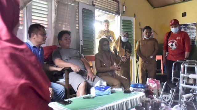 Bupati Luwu Utara, Indah Putri Indriani saat menyerahkan bantuan kursi roda kepada warganya yang mengidap penyakit stroke, Selasa (8/2/2022). Foto: Istimewa
