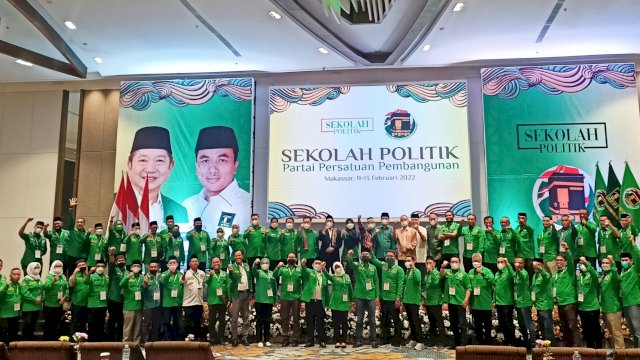 Pengurus DPW PPP se-Indonesia berfoto bersama usai pembukaan Sekolah Politik angkatan ke-III di Hotel Claro, Makassar, Jumat (11/2/2022). Foto: Rizal