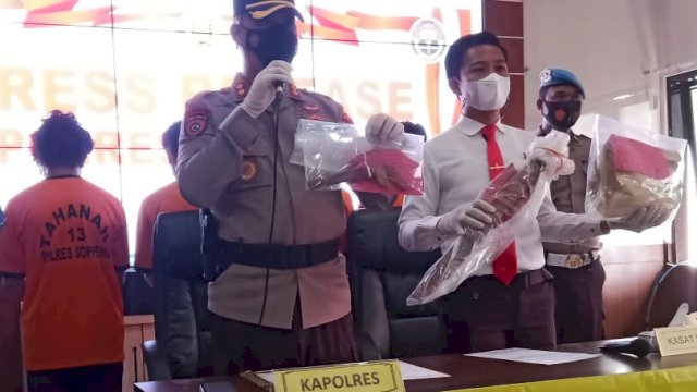 Jajaran Polres Soppeng saat menggelar press release kasus penikaman Purnawirawan Polri di Kecamatan Lilirilau, Sabtu (12/2/2022). Foto: Istimewa