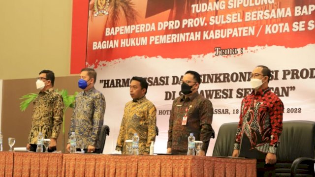 Suasana pembukaan acara 'Tudang Sipung' yang digelar Bapemperda DPRD Sulawesi Selatan, Sabtu (12/2/2022) malam. (Foto: Humas DPRD Sulsel)