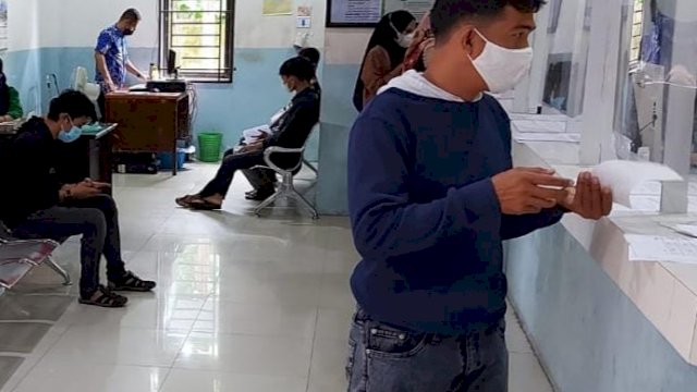 Salah seorang warga yang mengikuti layanan perekaman e-KTP di Kantor Disdukcapil Gowa, Senin (14/2/2022). Foto: Chaerani