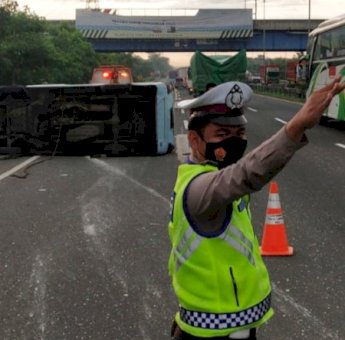 Mikrolet Terbalik di Tol Tangerang-Merak, Dua Penumpang Luka Berat