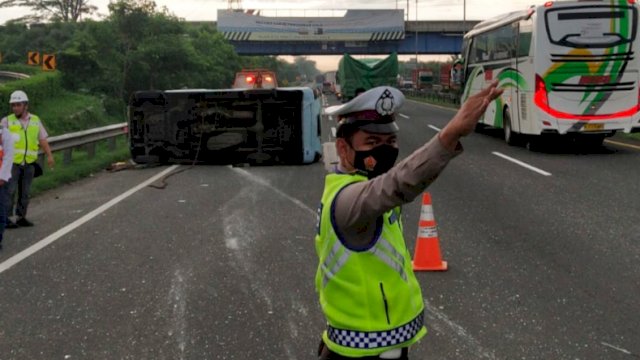 Kondisi sesaat setelah terjadinya kecelakaan tunggal mobil mikrolet di Tol Tangerang-Merak, Selasa (15/2/2022). (Foto: Humas Polda Banten)
