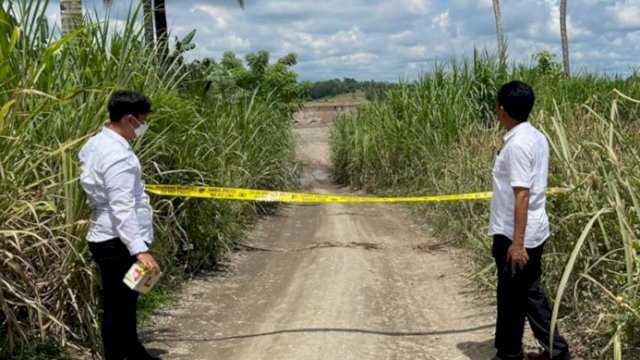Unit Reskrim Polres Bulukumba memasang "Police Line" di area tambang ilegal kecamatan Ujung Loe, Senin (14/02/2022). (Foto. Humas Polres Bulukumba)