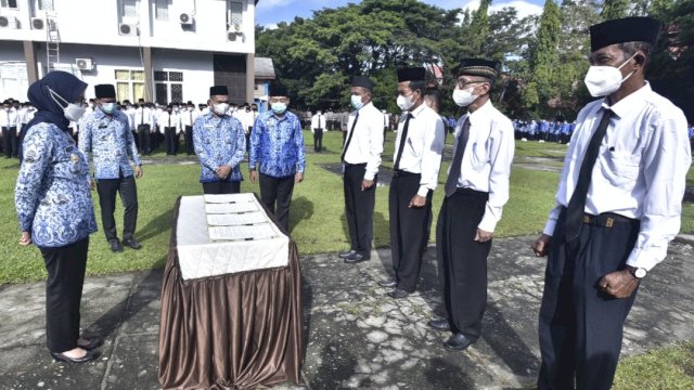 Bupati Luwu Utara, Indah Putri Indriani saat mengukuhkan 367 kepala sekolah pada momen upacara Hari Kesadaran Nasional (HKN), Senin (17/2/2022). (Foto: Humas Pemkab Luwu Utara)