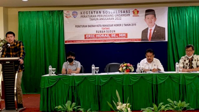 Anggota DPRD Makassar, Eric Horas (kiri) saat menyosialisasikan Perda Nomor 2 Tahun 2019 di Hotel Grand Asia, Makassar, Selasa (15/2/2022). (Foto: Istimewa)