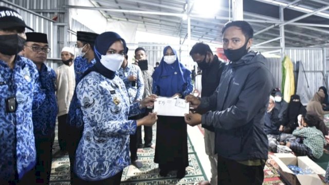 Bupati Luwu Utara, Indah Putri Indriani saat menyerahkan bantuan hunian tetap kepada para korban banjir bandang, Kamis (17/2/2022). (Foto: Humas Pemkab Luwu Utara)