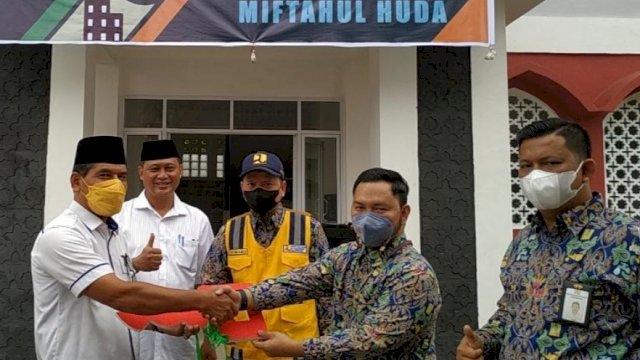 Prosesi serah terima pengelolaan rusun dari Kementerian PUPR ke pengelola Yayasan Luhur Amal Muli Pondok Pesantren Miftahul Huda, Pekanbaru, Riau, Jumat (18/2/2022). (Foto: Istimewa)