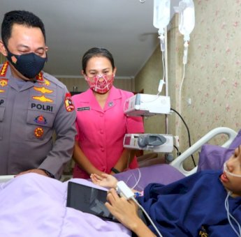 Kapolri Jenguk Sinta Aulia, Anak Penderita Sakit Tumor Kaki di RS Polri Jakarta
