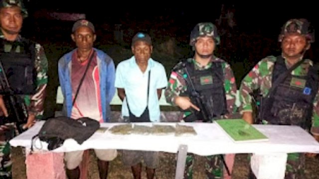 Satgas Pamtas Yonif 126/KC dan tokoh masyarakat Kabupaten Keerom, Papua saat mengamankan barang bukti narkotika yang ditemukan saat sweeping. (Foto: Puspen TNI)