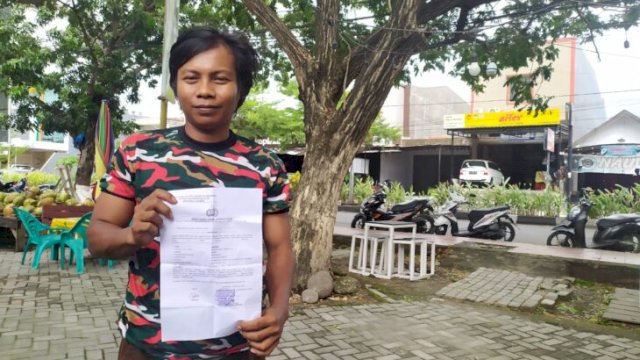 Asdar, pemuda Bulukumba memperlihatkan bukti laporan polisi, terkait dugaan penyaderaan dan pengancaman, Senin (21/02/2022). (Dok Pribadi)