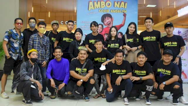 Para pemain dan bintang film 'Ambo Nai-Sopir Andalan' berfoto bersama usai Gala Premiere film tersebut di XXI Mall Panakkukang, Makassar, Senin (21/2/2022). (Foto: Istimewa)