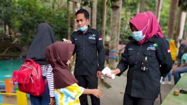 Pemeriksaan suhu badan kepada pengunjung wisata alam Lejja, Soppeng. (Foto. Yusuf/Republiknews.co.id)