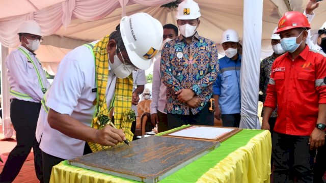 Gubernur Sulawesi Barat, Ali Baal Masdar melakukan penandatangan prasasti sebagai tanda peletakan batu pertama pembangunan SMK Negeri 1 Rangas, Mamuju, Rabu (23/2/2022). (Foto: Istimewa)